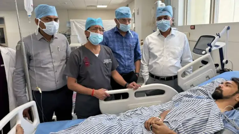 आयुष की खुली पोल: एयरहोस्टेस पत्नी और 15 बीघा जमीन, फिर किडनी बेचने का ड्रामा क्यों?